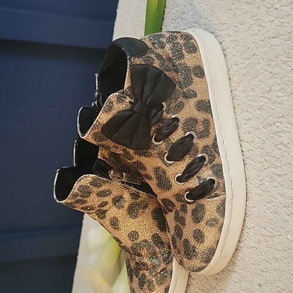 Kenneth Cole Reaction Cosmic Bow Leopard Size 12